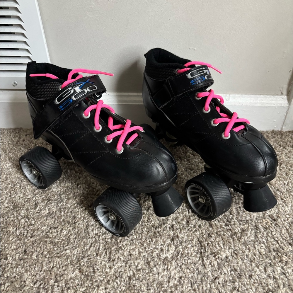 Black roller skates with pink laces